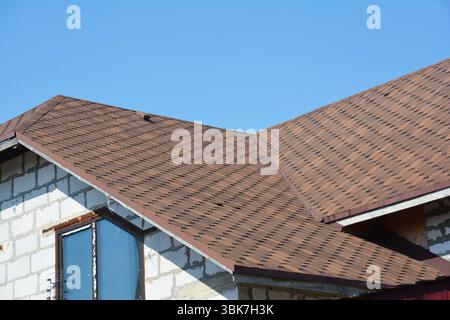 Asphaltschindeln Haus Dachgeschoss problem Flächenabdichtung details. Problembereiche für Haus Asphaltschindeln Ecke Dachkonstruktion Abdichtung. Stockfoto