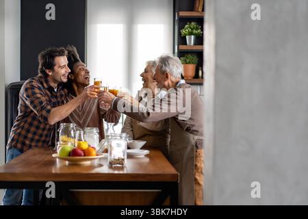 Multi-Generationen-Familie zusammen Essen zu Hause genießen Stockfoto