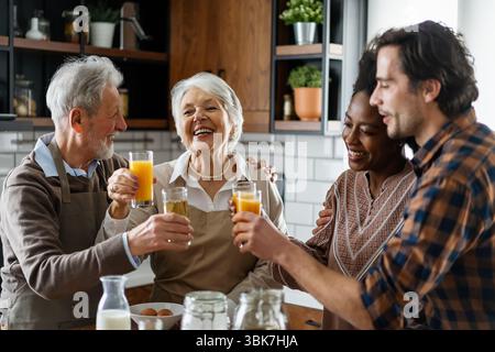 Multi-Generationen-Familie zusammen Essen zu Hause genießen Stockfoto