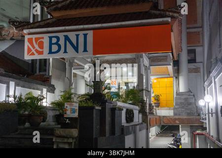 Bali, Indonesien - 25. Dezember 2024: Bank Negara Indonesia in Kuta, Bali. Gebäude mit einem BNI-Schild auf der Vorderseite. Das Gebäude ist dunkel und das Schild ist Orang Stockfoto