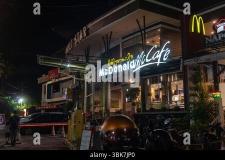 Bali, Indonesien - 25. Dezember 2024: McDonald's Restaurant mit einem Mcafe an der Seite. Das Restaurant ist nachts beleuchtet Stockfoto