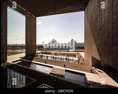Blick über das Gizeh-Plateau vom Großen Ägyptischen Museum in Gizeh, Kairo. Auch bekannt als Gizeh-Museum, ist ein archäologisches Museum Stockfoto
