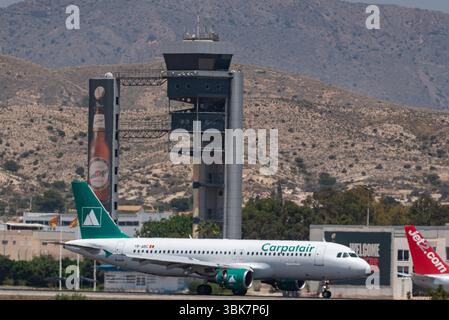 Carpatair Airbus A320-216 Flugzeug YR-ABC am Flughafen Alicante Elche, Costa Blanca, Spanien, EU. Am Flugsicherungsturm vorbeifahren Stockfoto