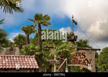 Blick auf die Fahrt „Piraten der Karibik“ mit Palmen, Vögeln und Himmel. Fliesendach auf der linken Seite im Disneyland Paris, Frankreich. Stockfoto