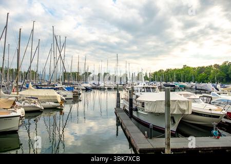 Boote und Yachten im Jachthafen Kressbronn am Bodensee an einem ruhigen Sommerabend Stockfoto