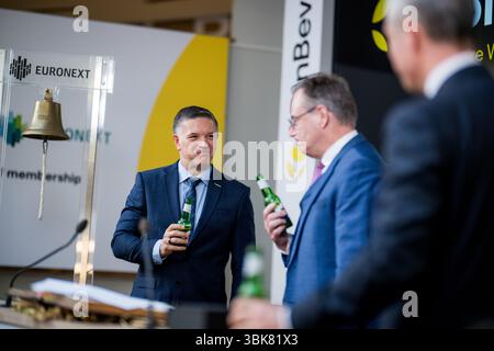 Brüssel, Belgien Juni 2025. HINWEIS REDAKTEURE - BERICHTERSTATTUNG VON INBEV AN BELGA ANGEFORDERT - NUR REDAKTIONELLE VERWENDUNG - Michel Doukeris, CEO von Anheuser-Busch InBev und Premierminister Bart de Wever, die während einer Veranstaltung von ab InBev in Euronext Brüssel anlässlich des 25-jährigen Bestehens an der Börse am Mittwoch, den 18. Juni 2025, in Brüssel gezeigt wurden. BELGA FOTO JASPER JACOBS Credit: Belga News Agency/Alamy Live News Stockfoto