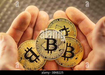 Physische Bitcoin in den Händen gehalten Nahaufnahme Stockfoto