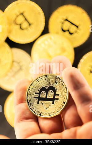 Physische Bitcoin in den Händen gehalten Nahaufnahme Stockfoto