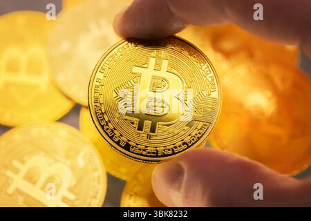 Physische Bitcoin in den Händen gehalten Nahaufnahme Stockfoto