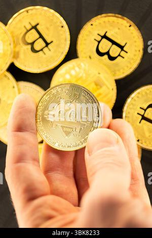 Physische Bitcoin in den Händen gehalten Nahaufnahme Stockfoto