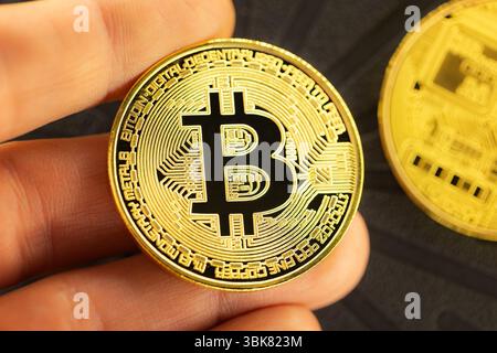 Physische Bitcoin in den Händen gehalten Nahaufnahme Stockfoto