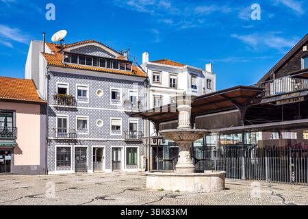 Blick auf die wunderschönen Fassaden alter Gebäude im Jugendstil in Aveiro-Stadt in Portugal, Europa Stockfoto