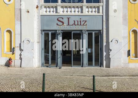Fassade des historischen Stadttheaters São Luiz in Lissabon, Portugal, mit eleganten architektonischen Details und traditionellem portugiesischem Charme. Lisbo Stockfoto