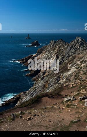 Vier weit verbreitete Leuchttürme führen Schiffe, die den zerklüfteten Point du Raz in Finistère, einem der westlichsten Punkte Frankreichs, umrunden, durch den Raz de sein-Kanal zwischen dem Festland und dem Île de sein, oft angesichts gefährlicher Atlantikströmungen, abstürzender Wellen und starker Winde. Stockfoto