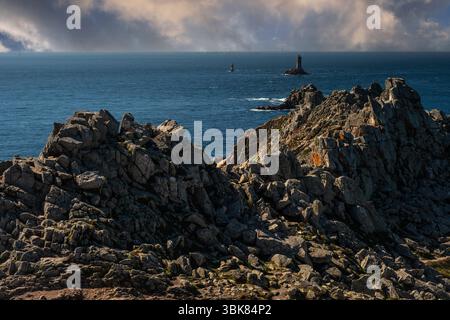 Schiffe, die den zerklüfteten Point du Raz in Finistère, einem der westlichsten Punkte Frankreichs, umrunden, werden von vier weit verbreiteten Leuchttürmen durch den Raz de sein-Kanal zwischen dem Festland und dem Île de sein geführt. Der Kanal ist berüchtigt für gefährliche Atlantikströmungen, stürzende Wellen und starke Winde. Stockfoto