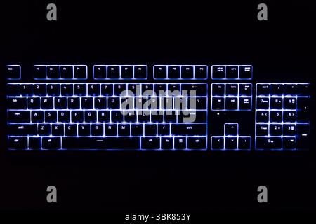 Beleuchtete Tastatur im Dunkeln mit RGB-Beleuchtung Nahaufnahme Stockfoto