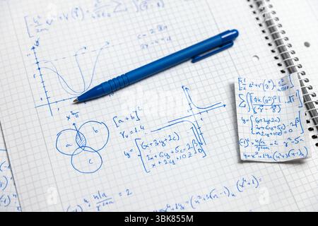 Mathematische Handschrift im Notizbuch aus nächster Nähe Stockfoto