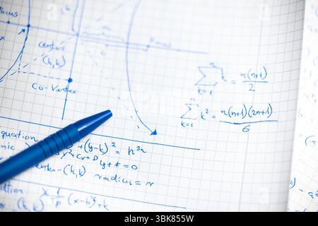 Mathematische Handschrift im Notizbuch aus nächster Nähe Stockfoto