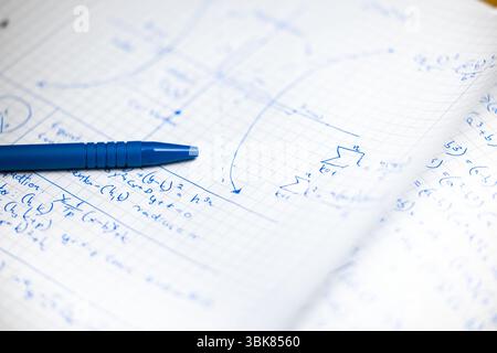 Mathematische Handschrift im Notizbuch aus nächster Nähe Stockfoto