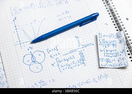 Mathematische Handschrift im Notizbuch aus nächster Nähe Stockfoto