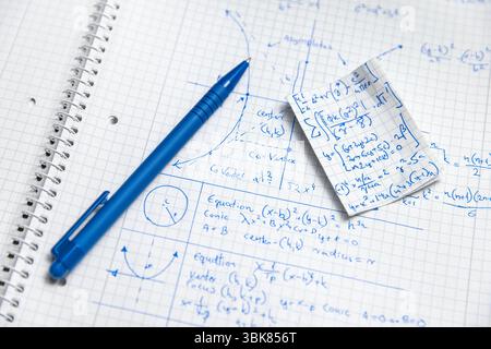 Mathematische Handschrift im Notizbuch aus nächster Nähe Stockfoto