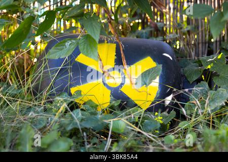 Radioaktiver Abfall wird als Müllabfuhr entsorgt Stockfoto