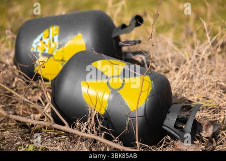 Radioaktiver Abfall wird als Müll weggeworfen. Hochwertige 4k-Aufnahmen Stockfoto