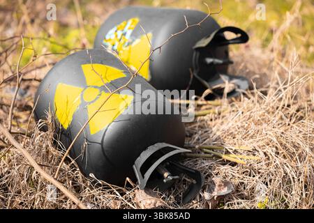 Radioaktiver Abfall wird als Müll weggeworfen. Hochwertige 4k-Aufnahmen Stockfoto
