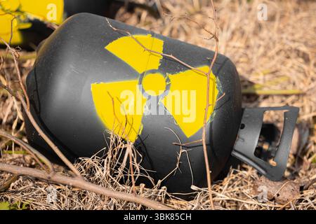 Radioaktiver Abfall wird als Müll weggeworfen. Hochwertige 4k-Aufnahmen Stockfoto