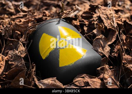 Radioaktiver Abfall wird als Müll weggeworfen. Hochwertige 4k-Aufnahmen Stockfoto