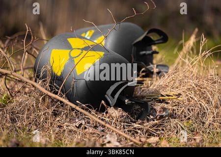 Radioaktiver Abfall wird als Müll weggeworfen. Hochwertige 4k-Aufnahmen Stockfoto