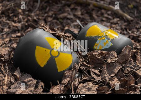 Radioaktiver Abfall wird als Müll weggeworfen. Hochwertige 4k-Aufnahmen Stockfoto