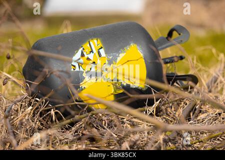 Radioaktiver Abfall wird als Müll weggeworfen. Hochwertige 4k-Aufnahmen Stockfoto