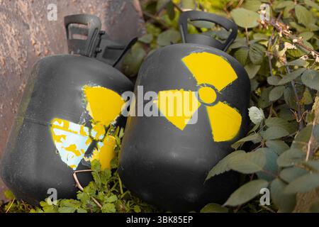 Radioaktiver Abfall wird als Müll weggeworfen. Hochwertige 4k-Aufnahmen Stockfoto