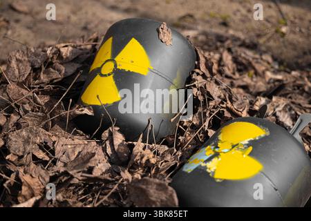 Radioaktiver Abfall wird als Müll weggeworfen. Hochwertige 4k-Aufnahmen Stockfoto
