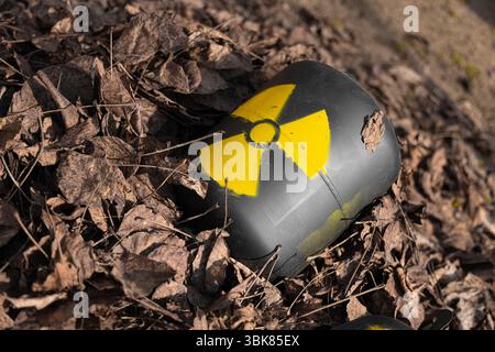 Radioaktiver Abfall wird als Müll weggeworfen. Hochwertige 4k-Aufnahmen Stockfoto