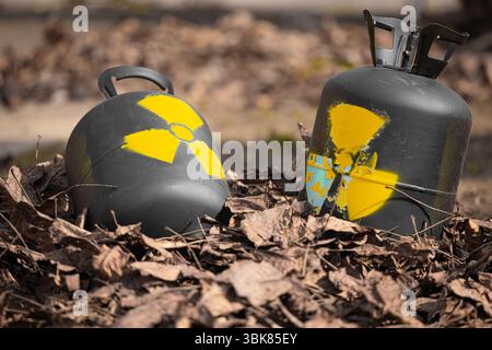 Radioaktiver Abfall wird als Müll weggeworfen. Hochwertige 4k-Aufnahmen Stockfoto