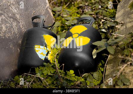 Radioaktiver Abfall wird als Müll weggeworfen. Hochwertige 4k-Aufnahmen Stockfoto