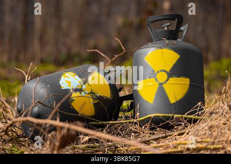 Radioaktiver Abfall wird als Müll weggeworfen. Hochwertige 4k-Aufnahmen Stockfoto