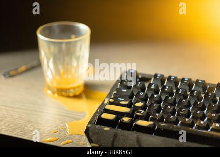 Kaffee ist auf die mechanische Tastatur der Computernähe verschüttet Stockfoto