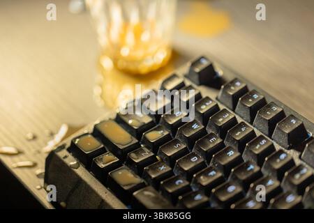 Kaffee ist auf die mechanische Tastatur der Computernähe verschüttet Stockfoto