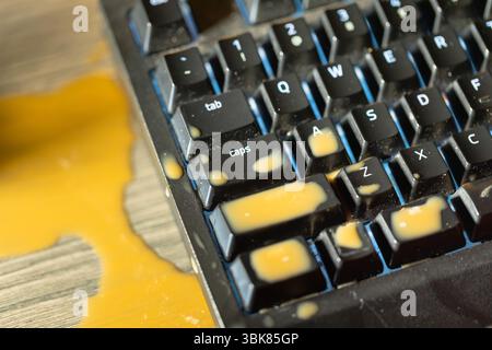 Kaffee ist auf die mechanische Tastatur der Computernähe verschüttet Stockfoto