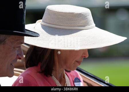 Ascot, Berkshire, Großbritannien. Juni 2025. Lady Sarah Chatto und ihr Ehemann Daniel Chatto kamen bei der königlichen Prozession auf der Ascot Racecourse in Berkshire am zweiten Tag von Royal Ascot 2025 an. Lady Sarah Chatto ist die Tochter der verstorbenen Prinzessin Margaret. Quelle: Maureen McLean/Alamy Live News Stockfoto