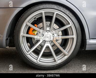 Nahaufnahme einer sportlichen Felge an einem Audi RS4 Stockfoto