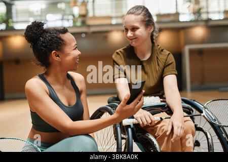 Lächelnde Frau mit Behinderung, die mit einem Freund spricht Stockfoto