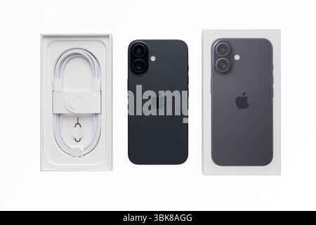 Antalya, Türkei - 15. Juni 2025: Neues iPhone 16 Smartphone und iPhone 16 Box Stockfoto