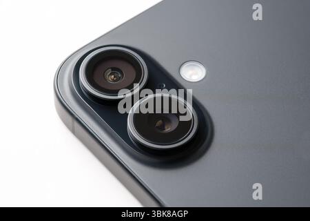 Antalya, Türkei - 15. Juni 2025: Nahaufnahme des schwarzen iPhone 16 mit zwei Rückfahrkameras mit schlankem Objektivdesign Stockfoto