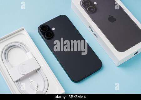 Antalya, Türkei - 15. Juni 2025: Neues iPhone 16 Smartphone und iPhone 16 Box Stockfoto