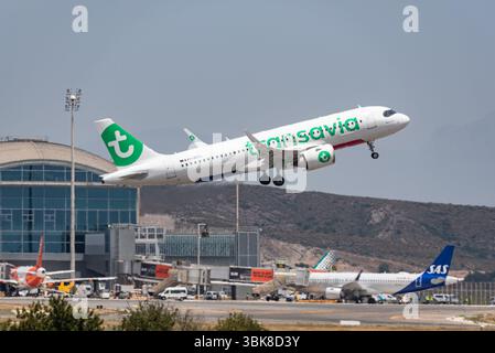 Transavia Airlines Airbus A320-252N Flugzeugjet startet vom Flughafen Alicante Elche, Costa Blanca, Spanien, EU. Klettern Stockfoto