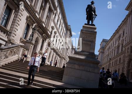Die Bronzestatue von Robert Clive (auch bekannt als Clive of India) von John Tweed steht vor dem Foreign and Commonwealth Office in der King Charles Street am 18. Juni 2025 in Westminster, London, England. Clive of India (1725–1774) war der erste britische Gouverneur der bengalischen Präsidentschaft, der weithin dafür verantwortlich war, den Grundstein für die Herrschaft der British East India Company in Bengalen gelegt zu haben. Stockfoto